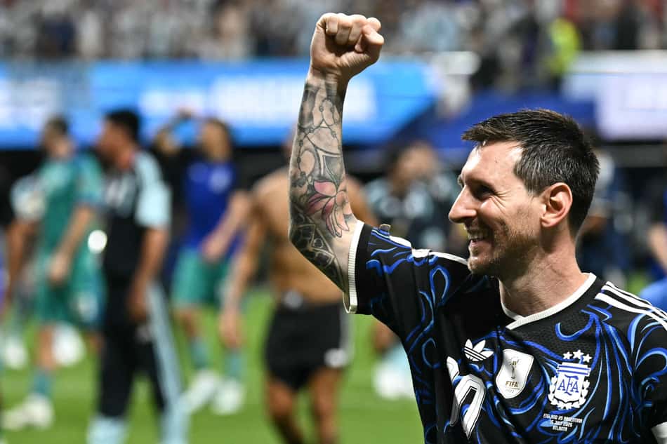 Lionel Messi celebra vitória da Argentina sobre a Inglaterra com o braço erguido