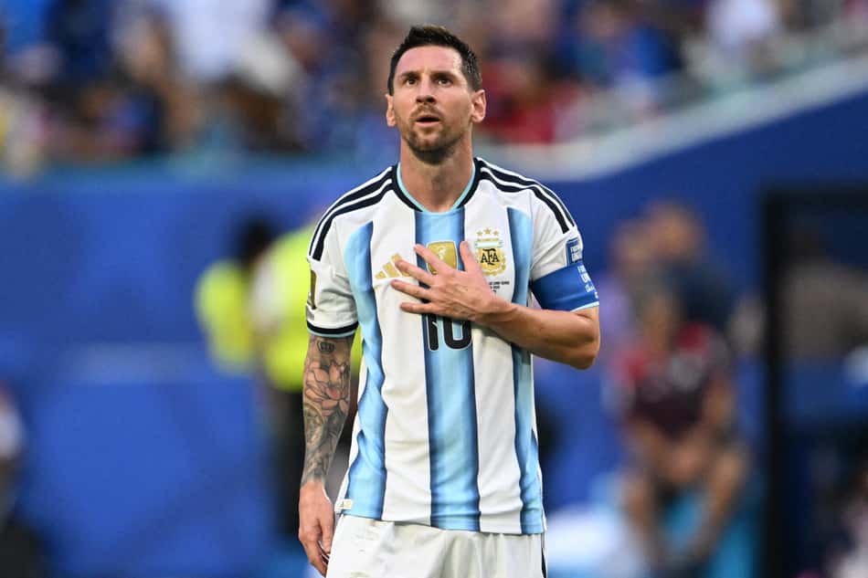 Lionel Messi coloca a mão no peito durante o jogo entre Argentina e Cabo Verde na Copa do Mundo