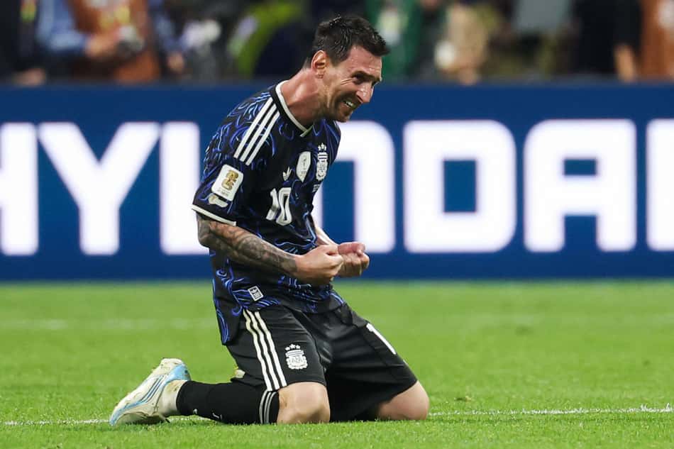 Lionel Messi comemora de joelhos a vitória da Argentina sobre a Inglaterra na Copa do Mundo