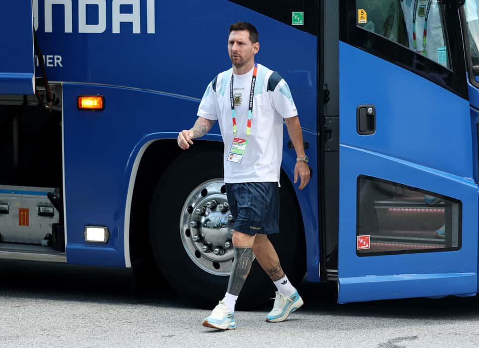 Lionel Messi desembarca com a delegação da Argentina no Estádio de Atlanta.