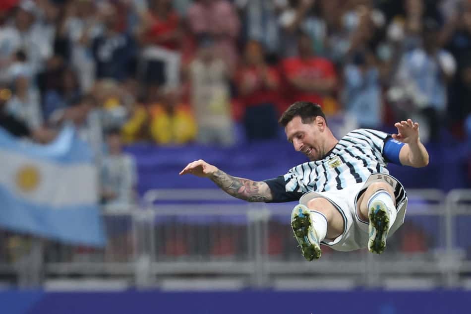 Lionel Messi é jogado ao alto após a classificação da Argentina sobre o Egito