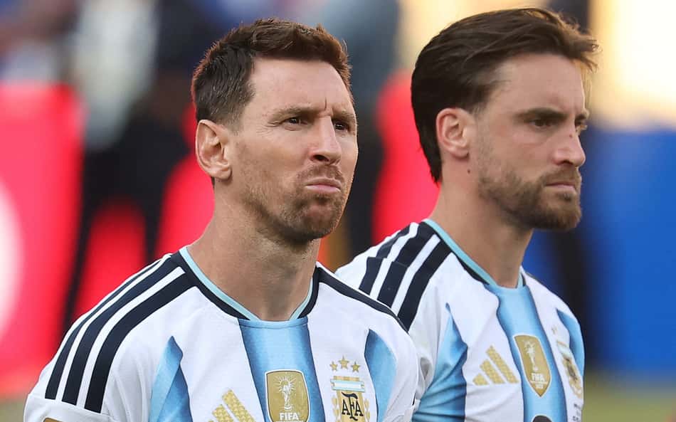 Lionel Messi olha sério após derrota da Argentina na final da Copa do Mundo