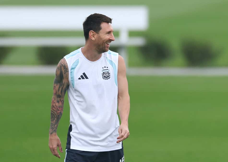 Lionel Messi sorri em treino da Argentina antes da final contra a Espanha na Copa do Mundo