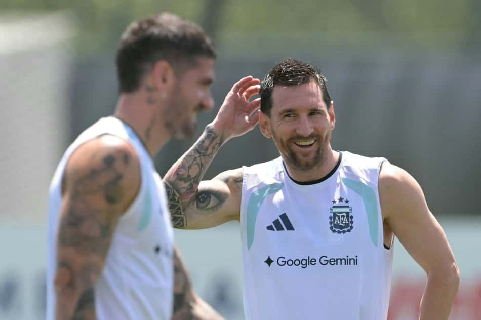 Lionel Messi sorri em treino da Argentina visando o jogo com Cabo Verde, pela Copa do Mundo