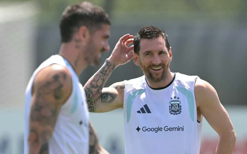 Lionel Messi sorri em treino da Argentina visando o jogo com Cabo Verde, pela Copa do Mundo