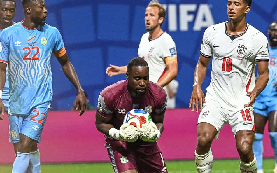 Atuação do goleiro da RD Congo contra Inglaterra agita web: 'Neuer 2014'