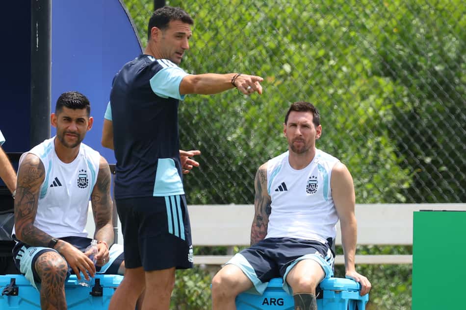Lionel Scaloni conversa com Messi e Romero em treino da Argentina durante a Copa do Mundo