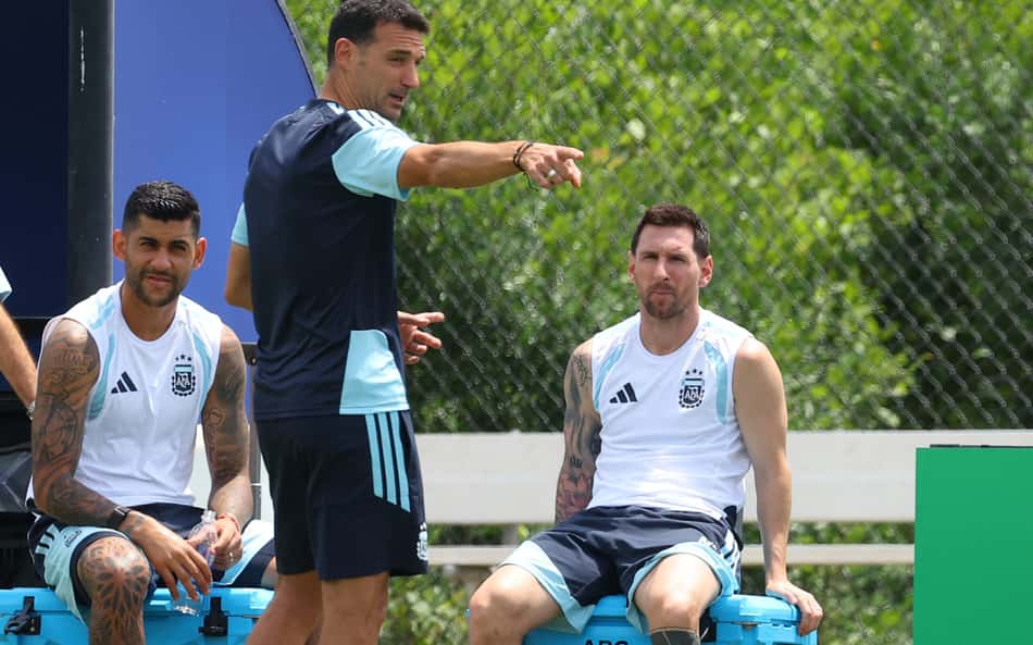 Lionel Scaloni conversa com Messi e Romero em treino da Argentina durante a Copa do Mundo