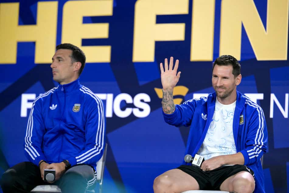 Lionel Scaloni e Messi em evento antes da fina lda Copa entre Argentina e Espanha