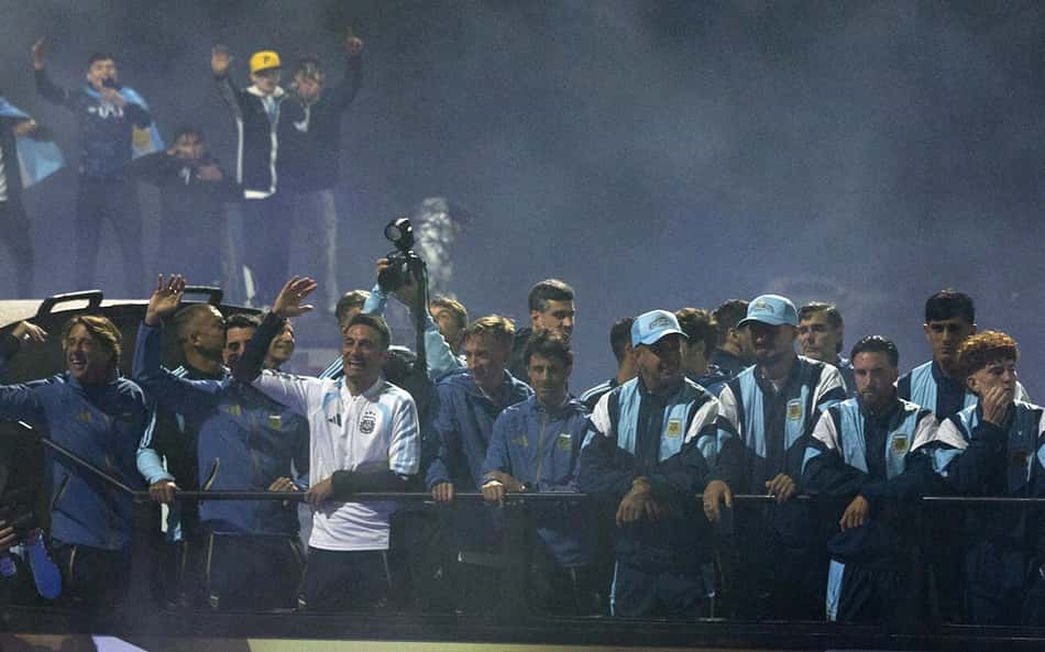 Delegação da Argentina é recebida com festa após vice na Copa do Mundo