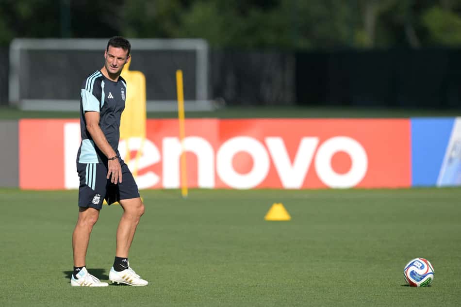 Lionel Scaloni observa treino da Argentina antes do jogo contra a Suíça, pela Copa do Mundo