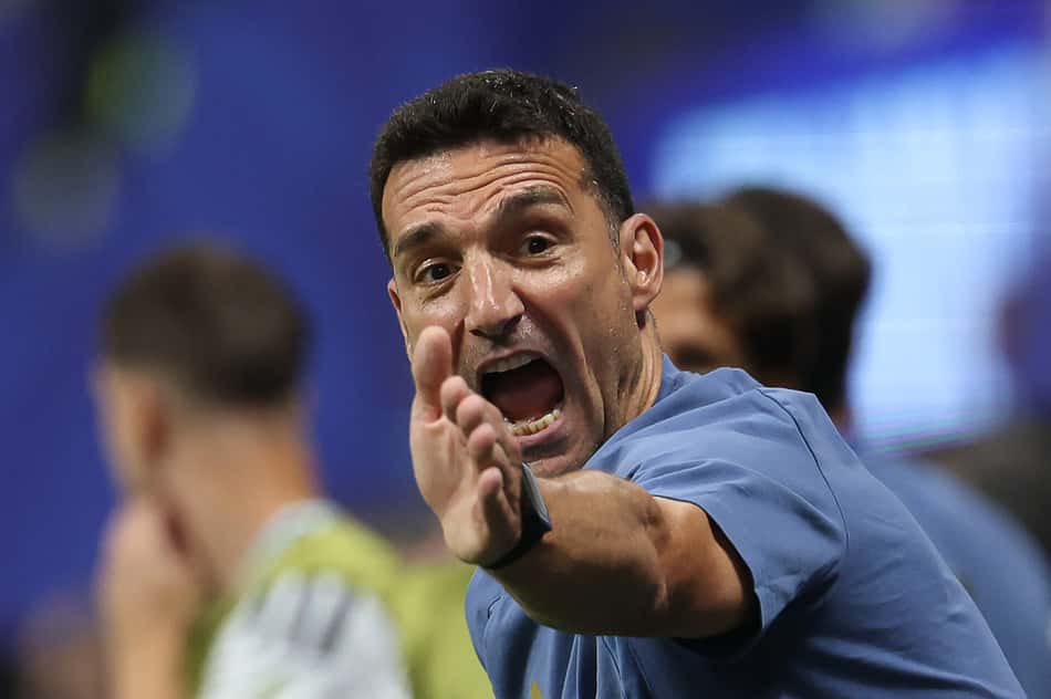 Lionel Scaloni orienta jogadores da Argentina contra o Egito na Copa do Mundo