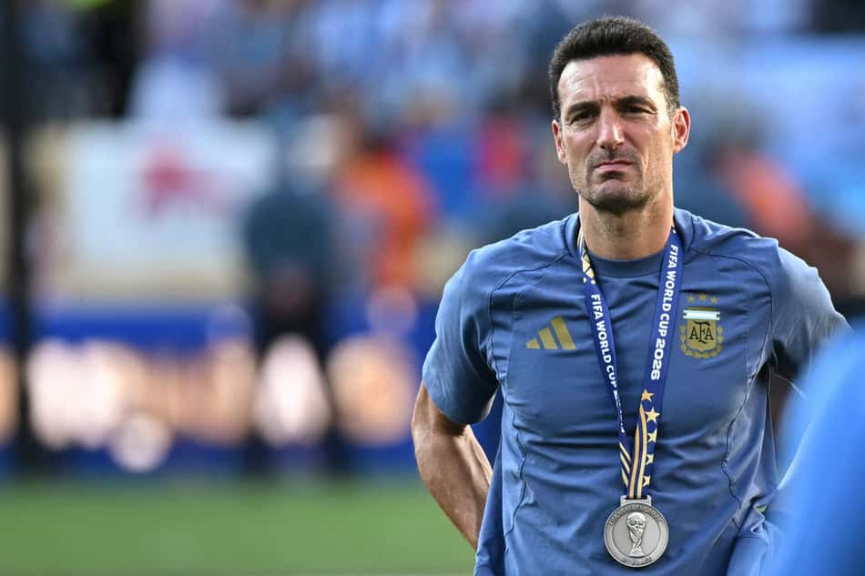 Lionel Scaloni, técnico da Argentina, veste a medalha de prata após a final da Copa do Mundo