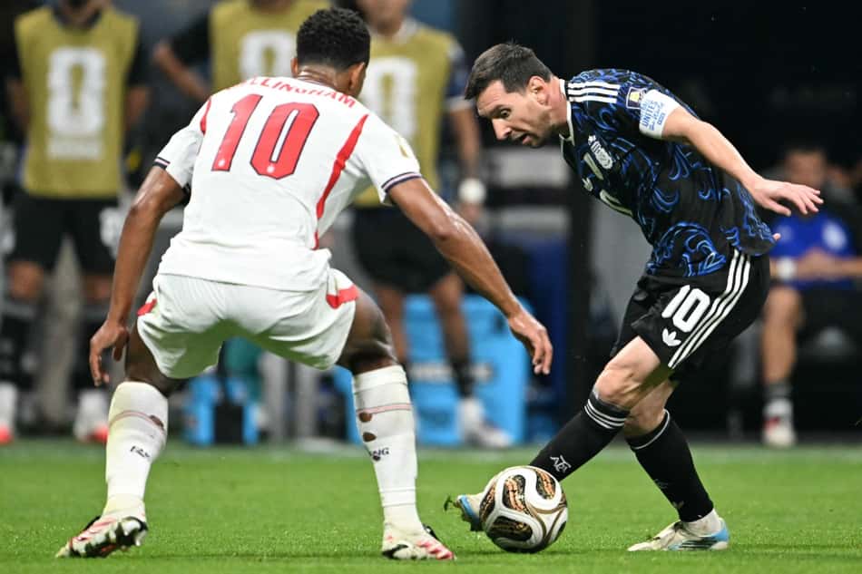 Jude Bellingham e Messi durante confronto na Copa do Mundo 