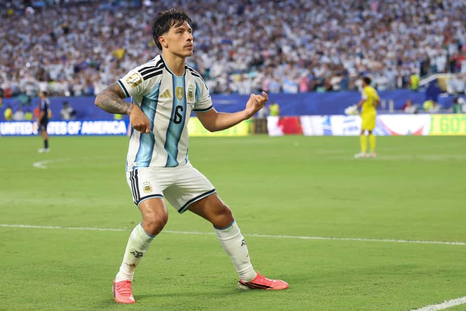 Lisandro Martínez comemora gol marcado pela Argentina sobre Cabo Verde na Copa do Mundo