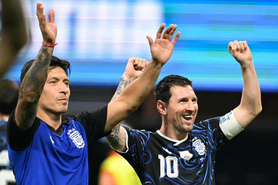 Lisandro Martínez e Messi comemoram classificação da Argentina à final da Copa do Mundo