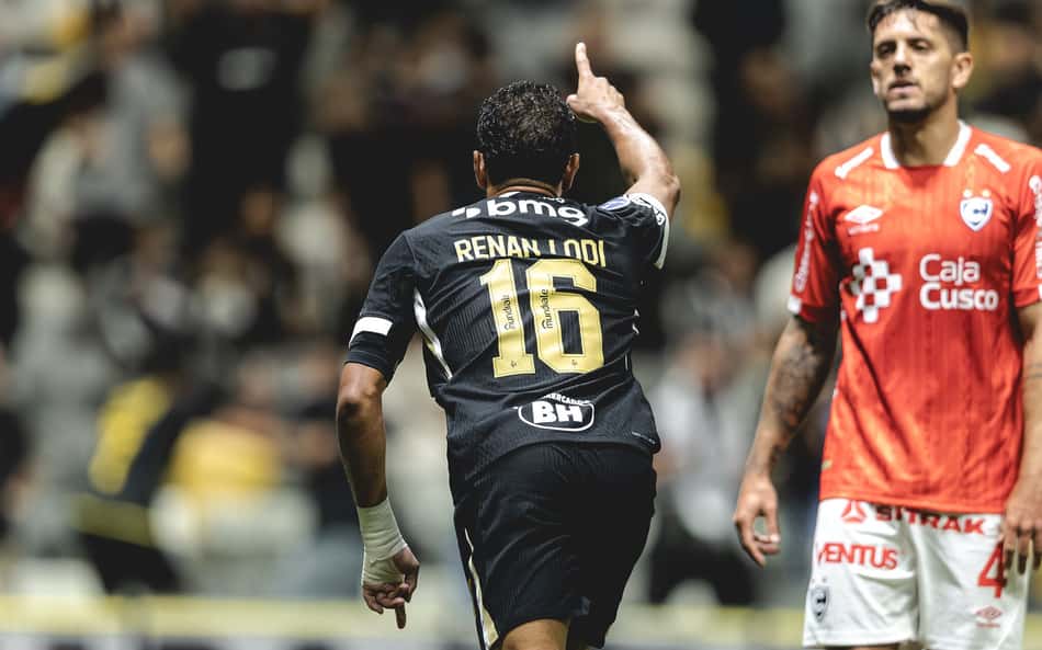 Renan Lodi assume nova camisa no Atlético: veja a mudança