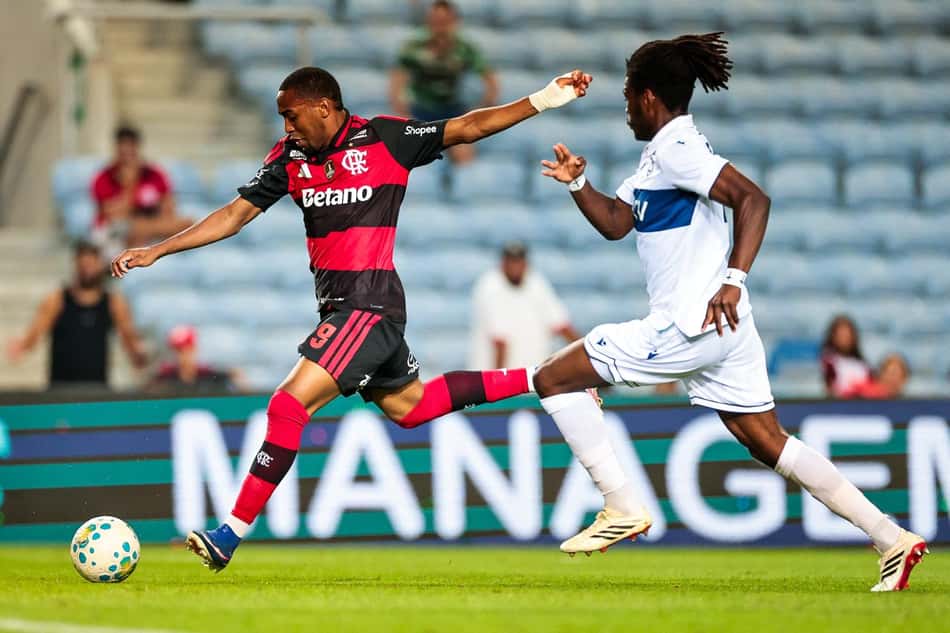 Lorran em finalização de gol em Flamengo x Lausanne