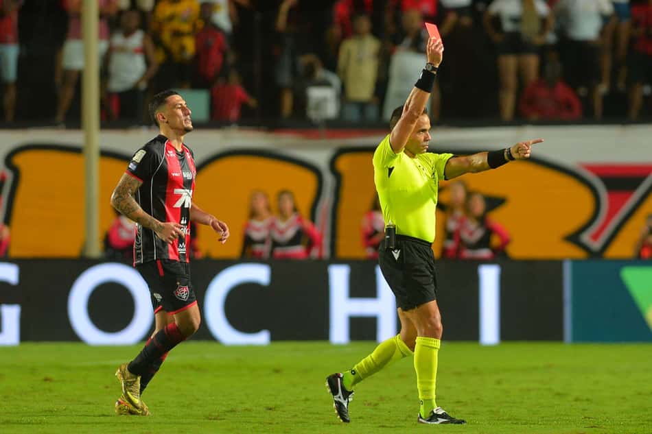 Luan Cândido foi expulso na goleada do Palmeiras sobre o Vitória no Barradão