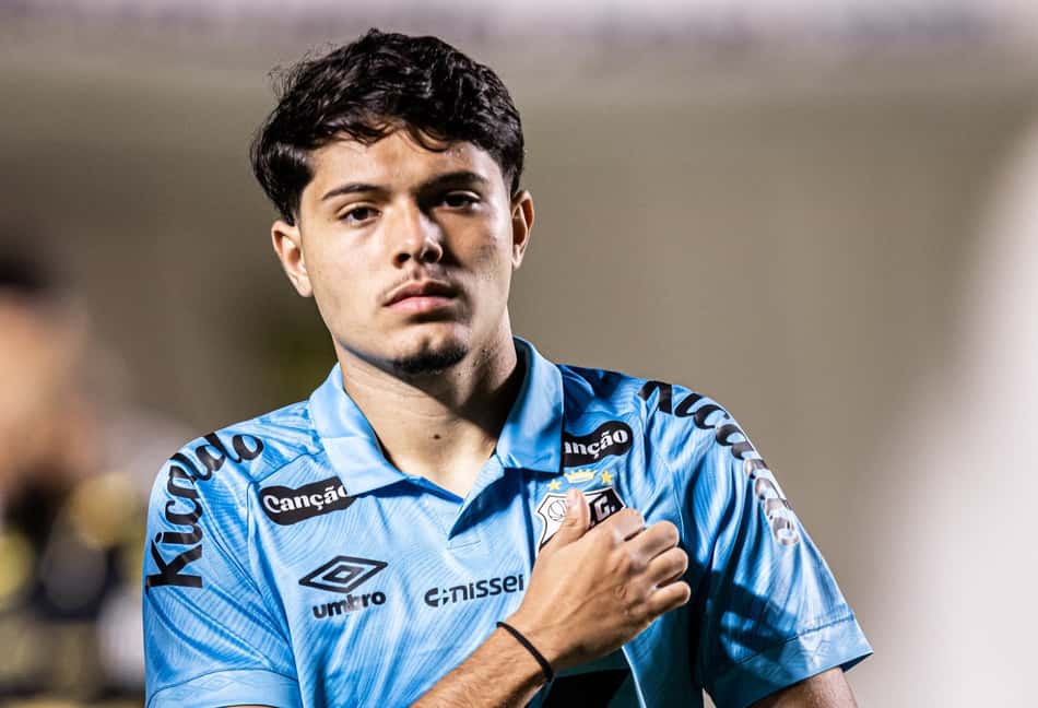 Luca Meirelles com a camisa do Santos