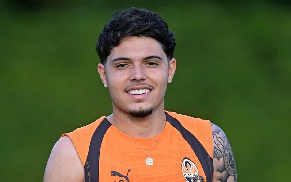 Ex-Santos recebe prêmio de artilheiro da temporada de clube europeu
