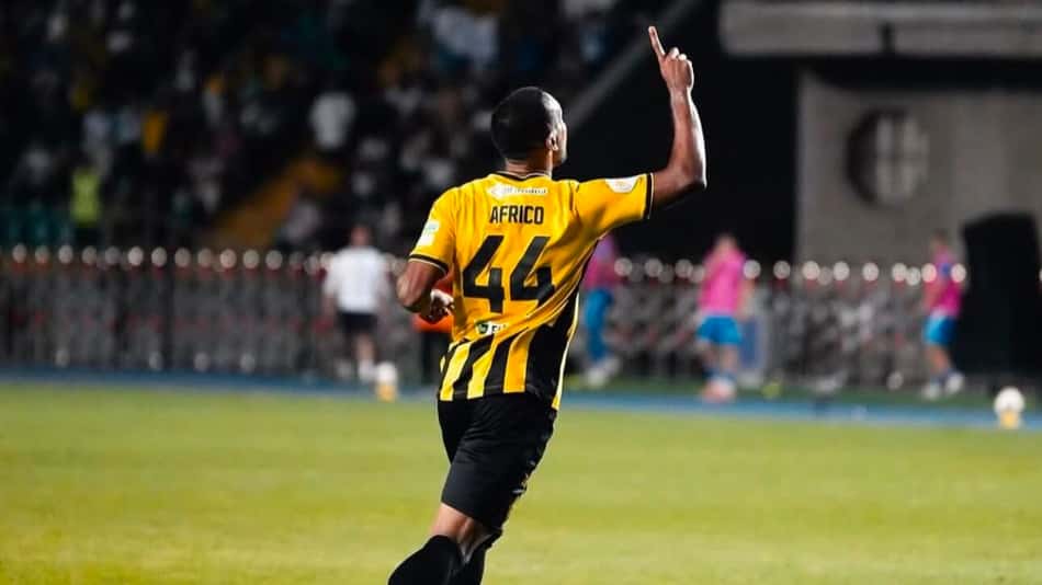 Lucas Áfrico vibrando após gol pelo Kairat