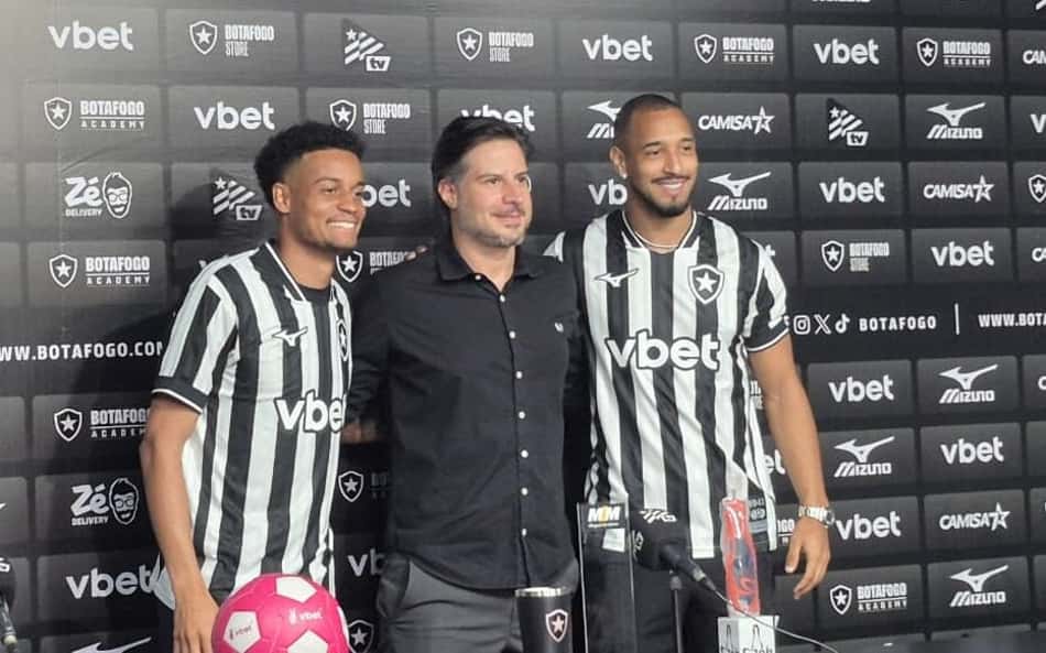 Diretor Léo Coelho, do Botafogo, apresentou Paulinho e Lucas Monzón