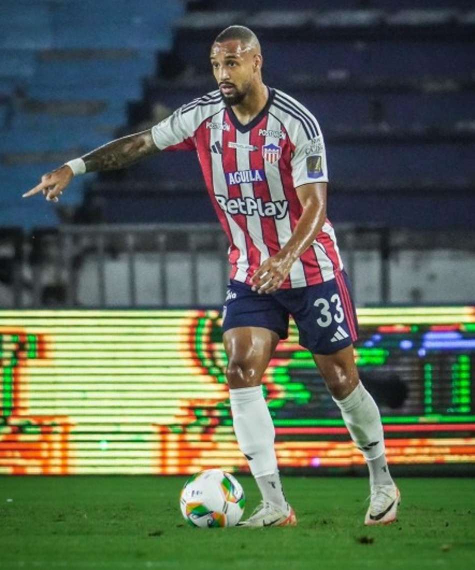 Lucas Monzon defendeu o Junior Barranquilla e está próximo de fechar com o Botafogo