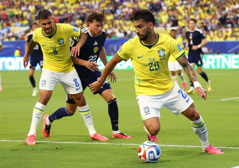 Lucas Paquetá e Bruno Guimarães em ação durante Brasil 3 x 0 Escócia