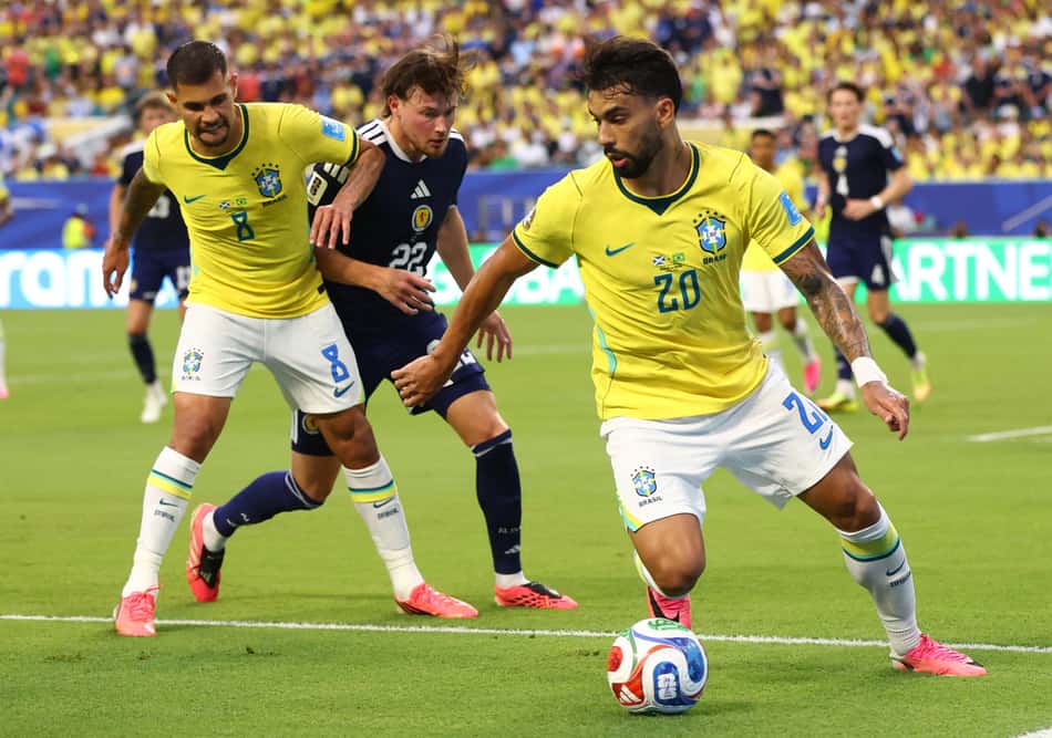 Lucas Paquetá e Bruno Guimarães em ação durante Brasil 3 x 0 Escócia