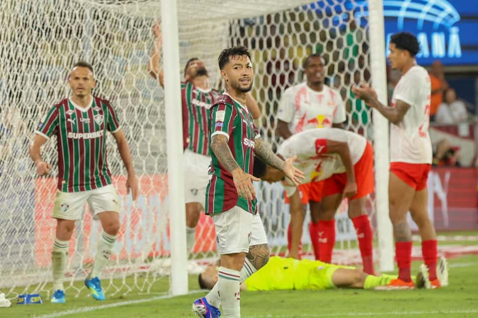 Lucho Acosta em açao pelo Fluminense contra o Bragantino