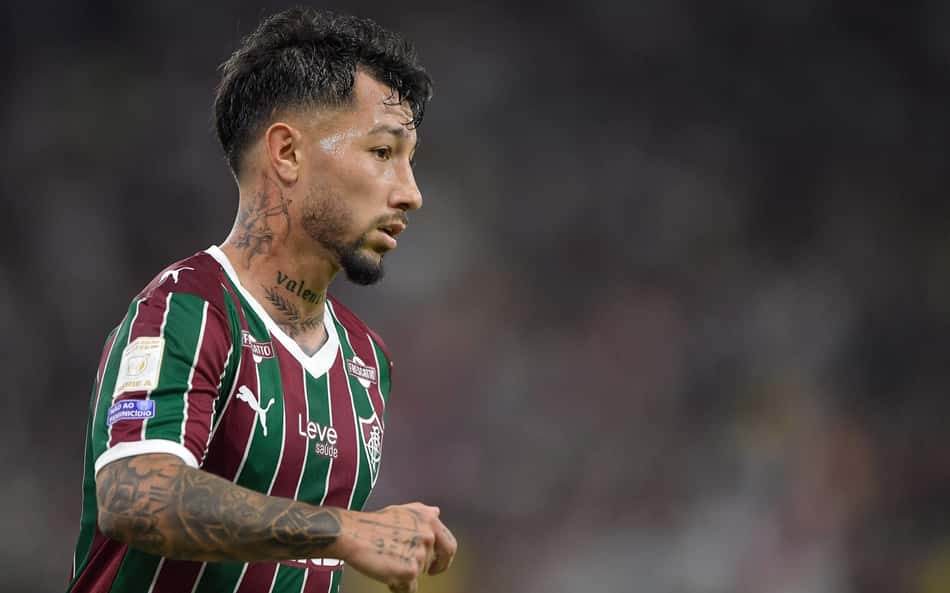 Lucho Acosta em açao pelo Flumiennse contra o Bragantino