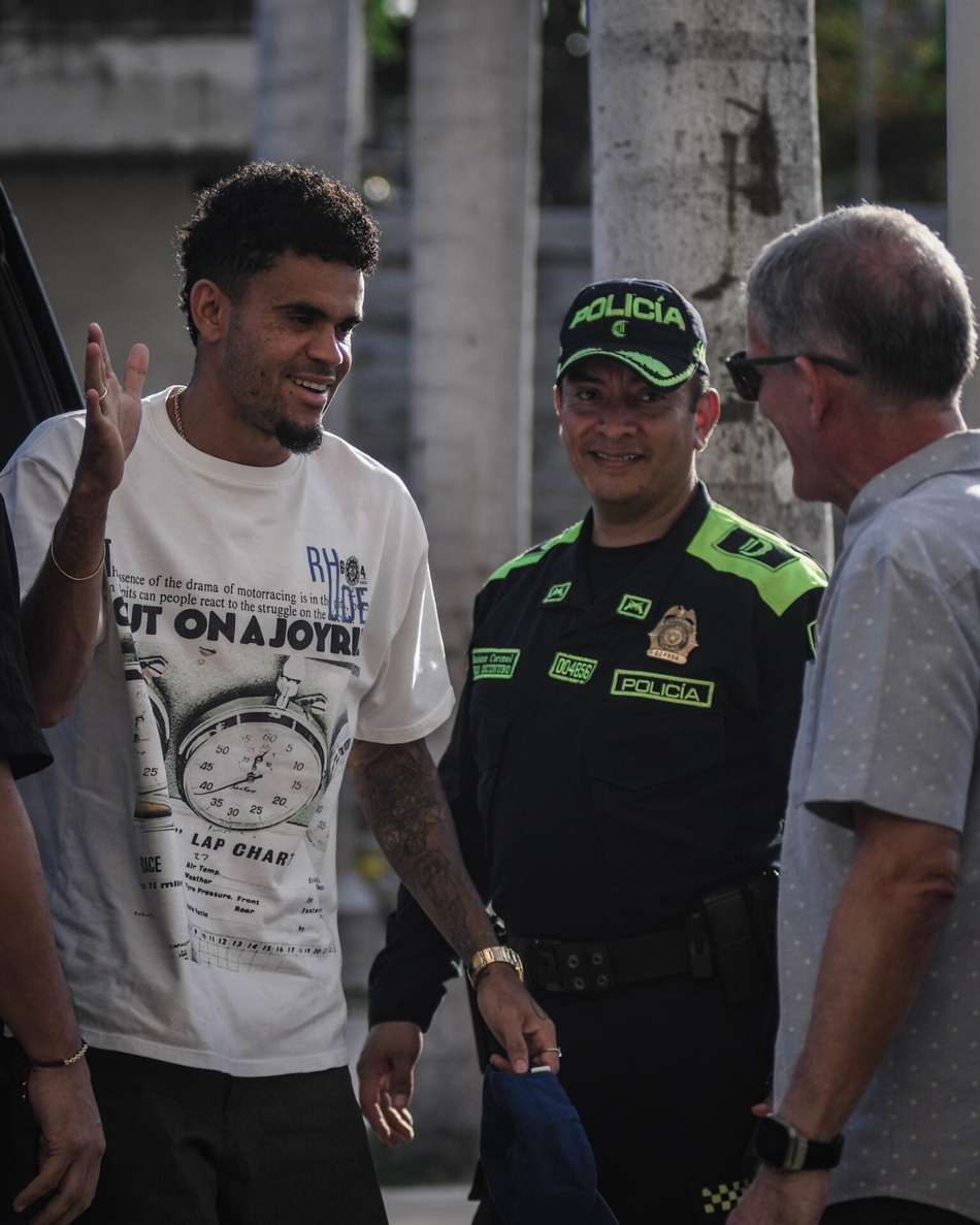 Luis Díaz feliz em foto no CT do Barranquilla FC