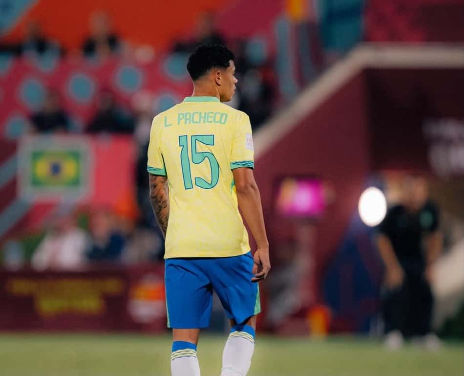 Luis Pacheco, volante do Palmeiras, em jogo pela Seleção Brasileira sub-17