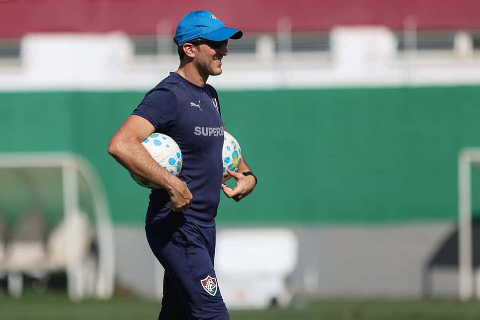 Luis Zubeldia comandando treino do Fluminense no CT Carlos Castilho