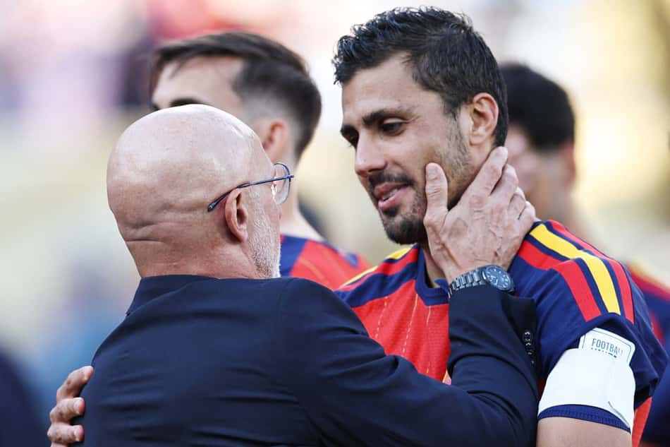 Luis de la Fuente e Rodri se abraçam após vitória sobre a Argentina na final da Copa do Mundo
