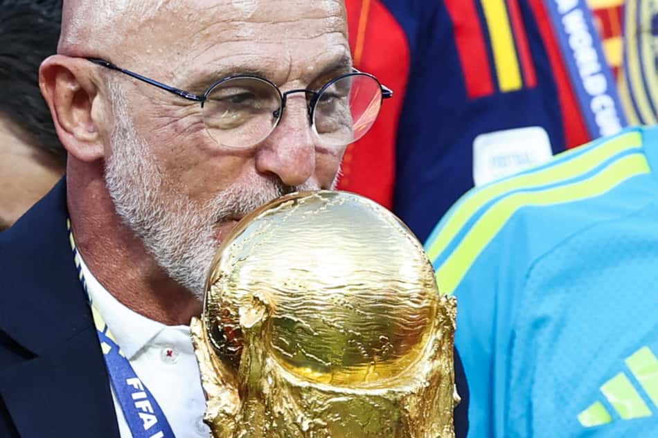 Luis de la Fuente beija a taça da Copa do Mundo após conquista do título com a Espanha