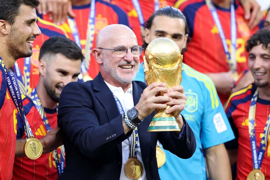 Luis de la Fuente segura taça da Copa do Mundo ao lado dos jogadores da Espanha