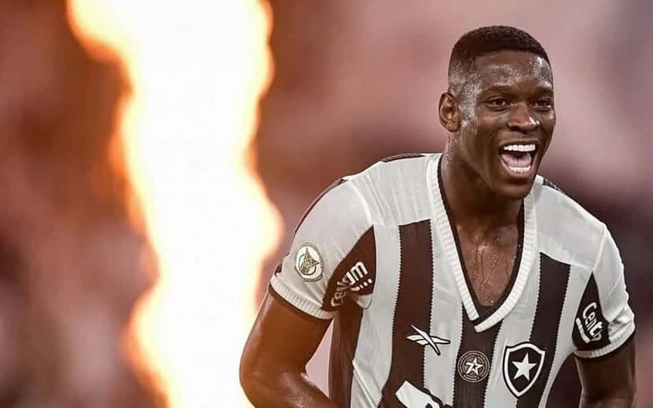 Luiz Henrique comemora gol pelo Botafogo