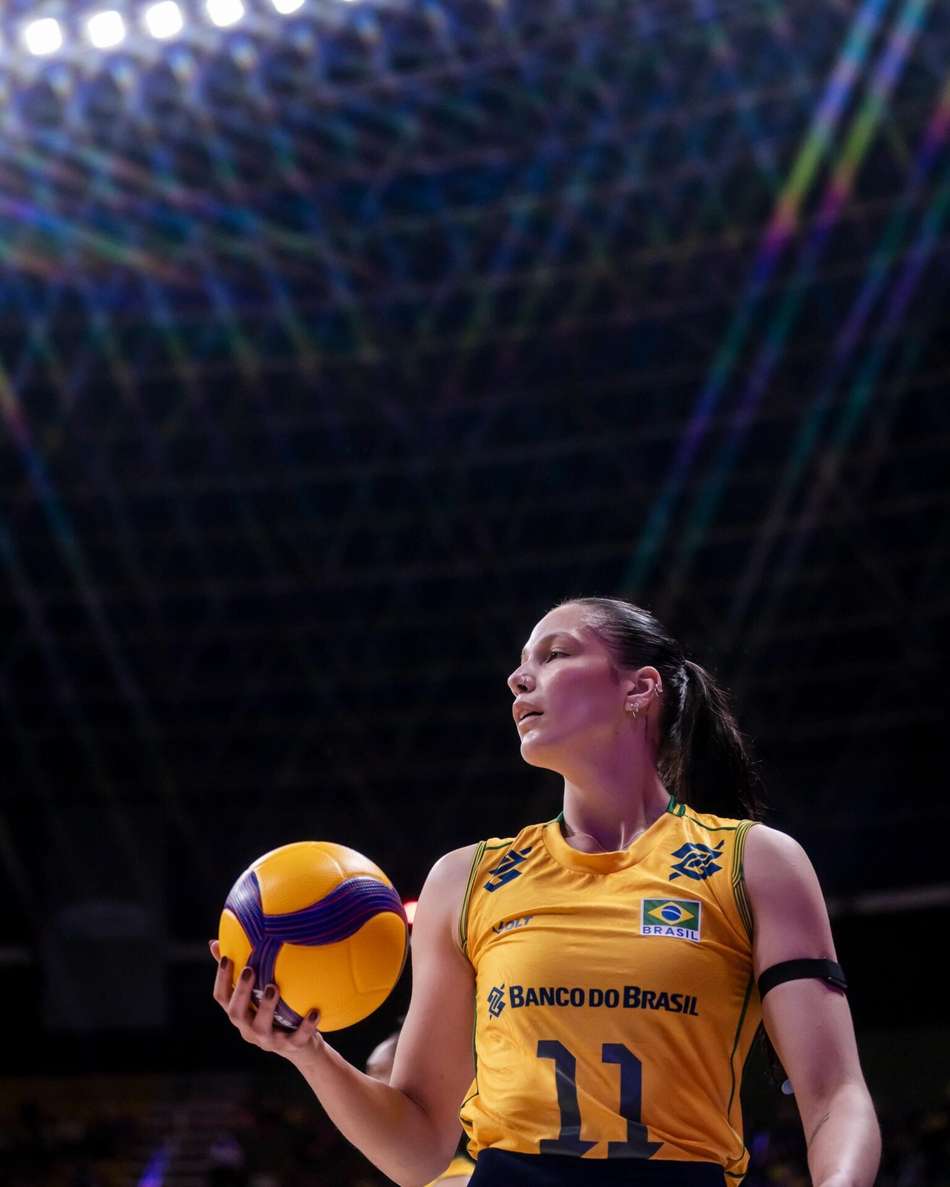 Luzia sacando para o Brasil (Foto: Reprodução)