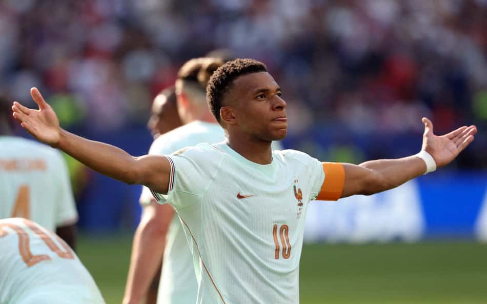 Ataque estrelado leva a França à terceira semifinal seguida de Copa do Mundo