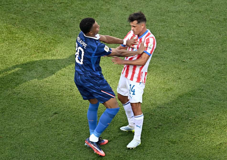 Kylian Mbappé empurrando Andrés Cubas durante Paraguai x França na Copa do Mundo