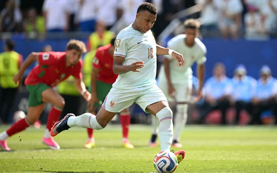 Prejudicado? Veja quanto tempo Mbappé esperou para bater pênalti