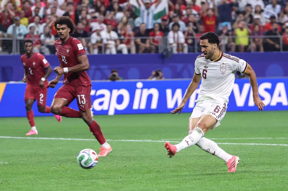 Mikel Merino, da Espanha, chutando contra Portugal na Copa do Mundo