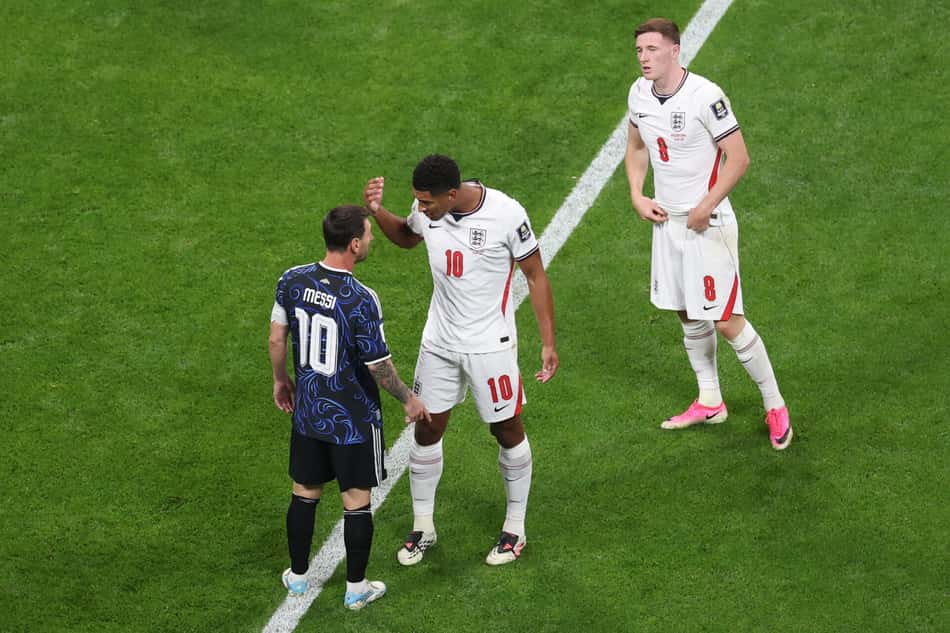 Messi e Bellingham se encarando em campo
