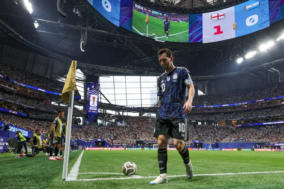 Lionel Messi na bandeira de escanteio com a camisa da Argentina 