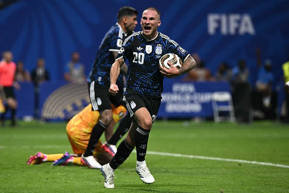 Mac Allister comemora gol da Argentina sobre a Inglaterra com a bola no braço