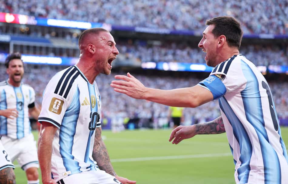 Mac Allister e Messi comemoram gol da Argentina sobre a Suíça na Copa do Mundo