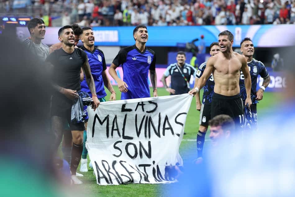 Jogadores da Argentina segurando bandeira com referência ao conflito histórico