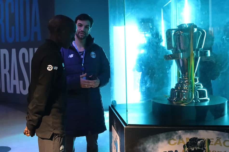 Maratonista Eliud Kipchoge visita o Museu do Grêmio